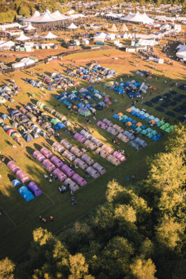 Et billede af en campingplads på Jelling Musikfestival fra et fugleperspektiv